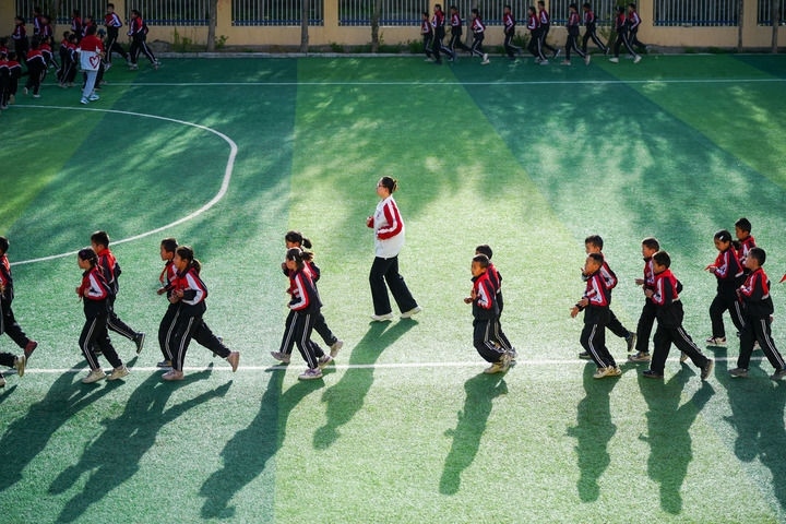 2025年4月24日，在新疆克州阿圖什市哈拉峻鄉(xiāng)謝依特小學(xué)，支教教師帶領(lǐng)學(xué)生晨跑。新華社記者 徐宏巖 攝