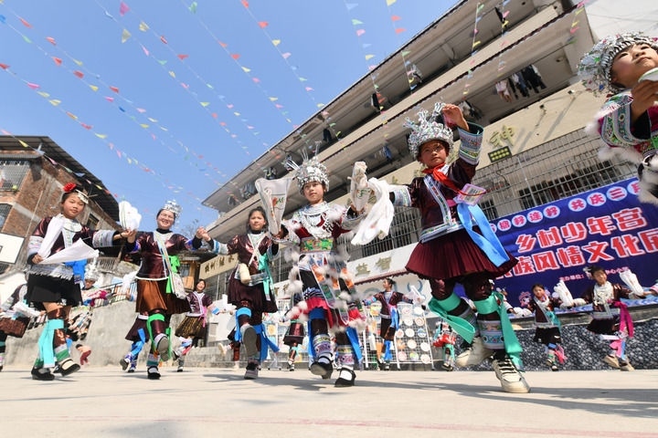 2025年3月25日，廣西柳州市融水苗族自治縣桿洞鄉(xiāng)中心小學(xué)學(xué)生在跳蘆笙踩堂舞。新華社記者 黃孝邦 攝