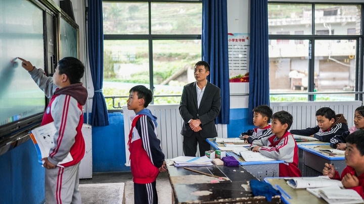 2024年11月21日，在地處烏蒙山區(qū)的貴州省六盤水市水城區(qū)亮巖小學(xué)，學(xué)生在供暖的教室內(nèi)學(xué)習(xí)。新華社記者 陶亮 攝