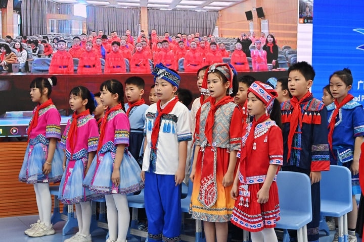 2025年3月28日，在“壯蒙一家親 共筑中國(guó)夢(mèng)”手拉手主題云隊(duì)會(huì)上，廣西南寧市濱湖路小學(xué)四（1）中隊(duì)隊(duì)員通過(guò)網(wǎng)絡(luò)和內(nèi)蒙古鄂爾多斯東勝區(qū)第十二小學(xué)四（9）中隊(duì)隊(duì)員一起唱《中國(guó)少年先鋒隊(duì)隊(duì)歌》。新華社記者 周華 攝