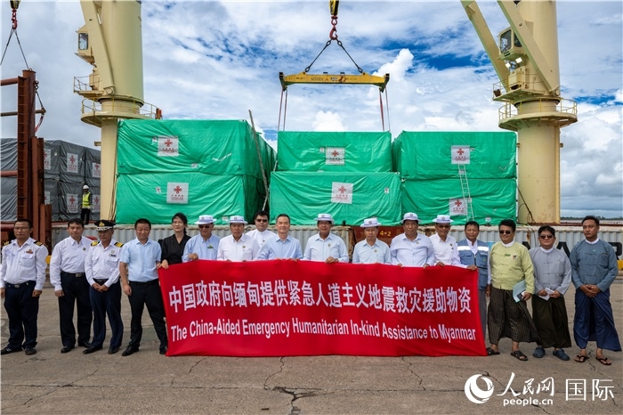 5月25日，中國駐緬甸大使館參贊歐陽道冰、仰光省首席部長梭登及緬有關部門官員出席援緬第十五批緊急人道主義地震救災物資交接儀式。人民網(wǎng)記者謝佳君攝