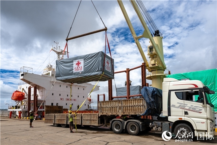 5月25日，當?shù)毓と嗽诟劭趶呢涊喩闲遁d援緬第十五批緊急人道主義地震救災物資。人民網(wǎng)記者謝佳君攝