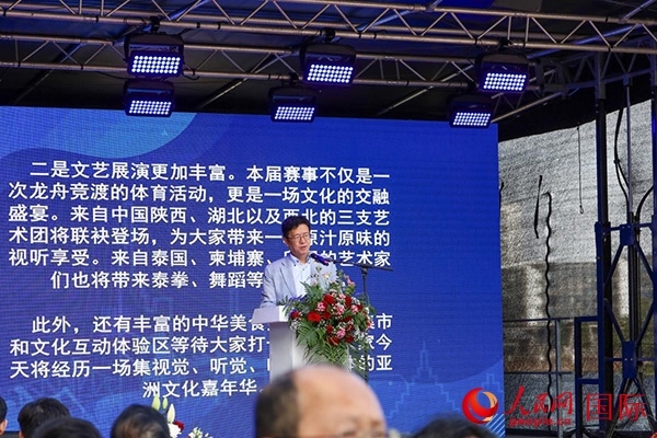 中國駐法蘭克?？傤I(lǐng)事黃昳揚(yáng)在致辭中對龍舟賽表示熱烈祝賀。人民網(wǎng) 依琳攝