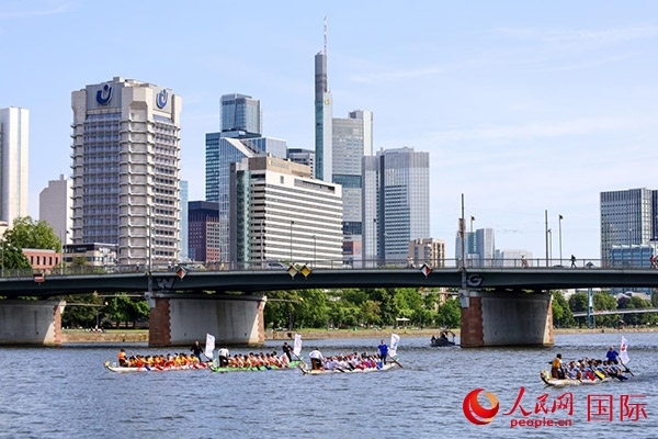 龍舟賽隊(duì)伍奮力揮槳、破浪前行。人民網(wǎng) 依琳攝