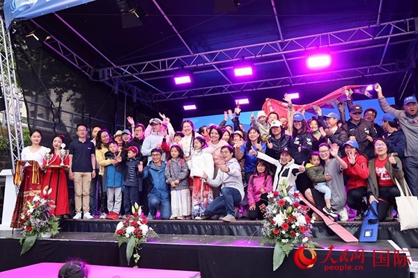 獲獎選手們上臺領(lǐng)獎并合影留念。人民網(wǎng)記者 劉仲華攝