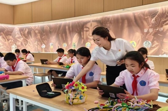 龍崗一小學(xué)生正在學(xué)習(xí)“發(fā)現(xiàn)石刻之美”華蔓花冠課程。