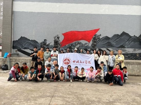 “行動中的課堂：探尋茶馬古道紅色印記”工作坊與當(dāng)?shù)匦W(xué)生共同創(chuàng)作主題壁畫。