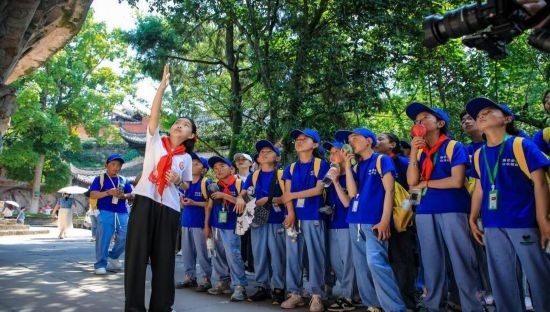 石刻小導(dǎo)游稅明潔為西藏小朋友志愿解說。