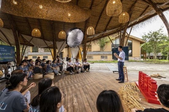 川美講堂。