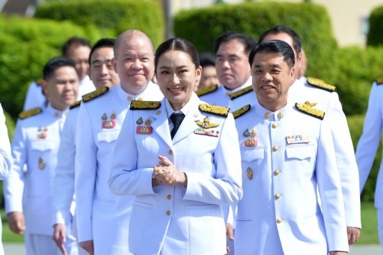 2024年9月7日，泰國(guó)總理佩通坦·欽那瓦（前中）及新一屆內(nèi)閣成員在位于首都曼谷的總理府與媒體見(jiàn)面。新華社發(fā)（拉亨攝）