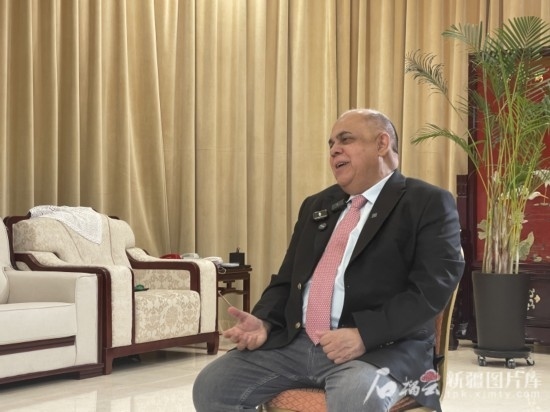 上合組織副秘書長索海爾·汗在專訪中。石榴云/新疆日報記者 劉翔攝