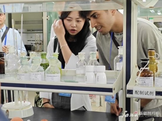 5月26日，2025上合組織國家媒體合作論壇嘉賓參觀新奇康藥業(yè)股份有限公司實驗室。石榴云/新疆日報記者 宋海波攝