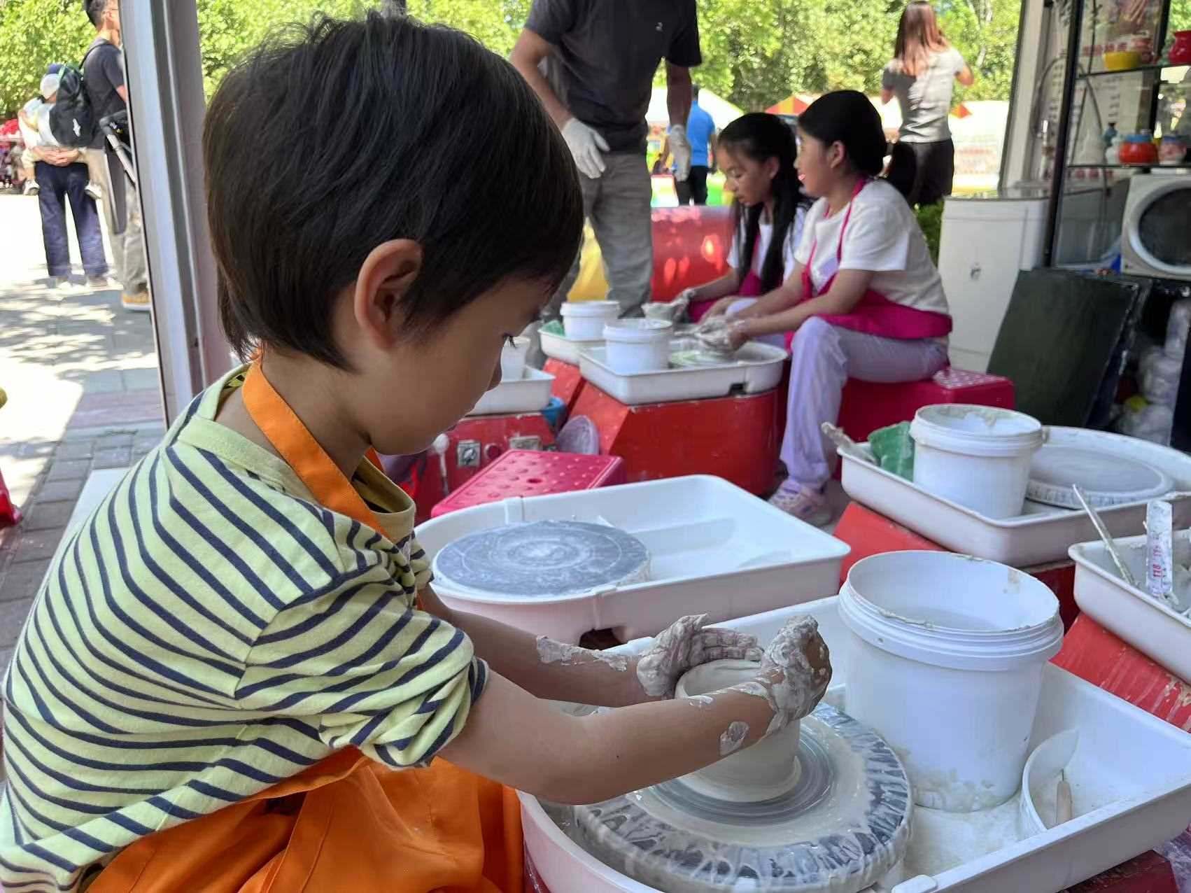 “小”游客在體驗(yàn)陶藝制作。人民網(wǎng)記者 李楠樺攝