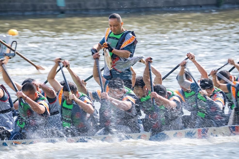 2025年5月27日，浙江寧波云龍鎮(zhèn)，首屆“我們的節(jié)日?端午看云龍”農(nóng)民龍舟邀請賽舉行。（圖片來源：視覺中國）