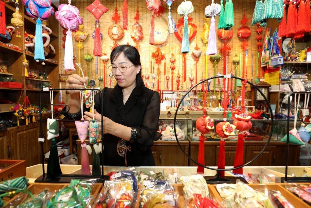 2025年5月25日，安徽省淮北市，非遺香包上貨架。（圖片來源：視覺中國）