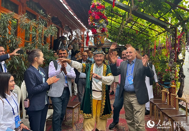 5月24日，外國(guó)媒體人在伊寧市喀贊其民俗旅游區(qū)參觀體驗(yàn)。 人民網(wǎng)記者 翟轉(zhuǎn)麗攝