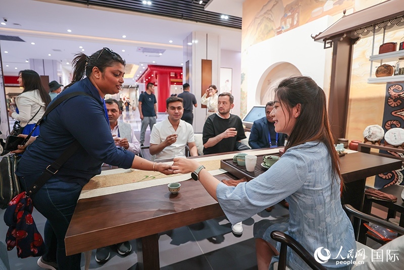 5月25日，外國(guó)媒體人在霍爾果斯國(guó)際邊境合作中心中國(guó)文化館參觀。人民網(wǎng)記者 張武軍攝