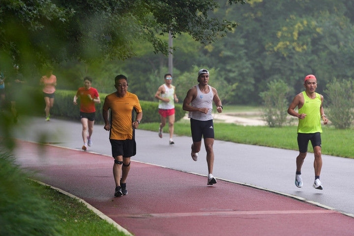 2024年7月14日，市民在北京中軸線延長線上的奧林匹克森林公園運動鍛煉。
