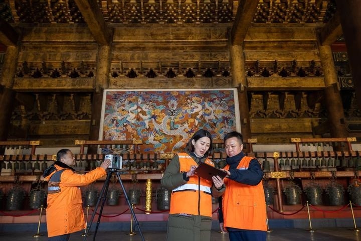 北京市測繪設(shè)計研究院團隊在太廟測繪（2023年2月19日攝）。2020年9月起，北京市測繪設(shè)計研究院的技術(shù)團隊開展了北京中軸線遺產(chǎn)點實地測繪，從文物保護、環(huán)境整治、文物騰退等方面為北京中軸線申遺提供空間數(shù)據(jù)底板。