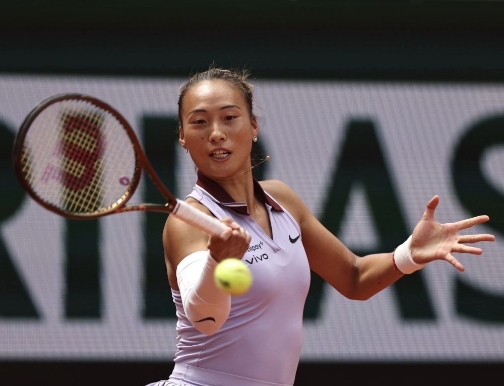 6月1日，鄭欽文在比賽中回球。新華社記者 李京 攝