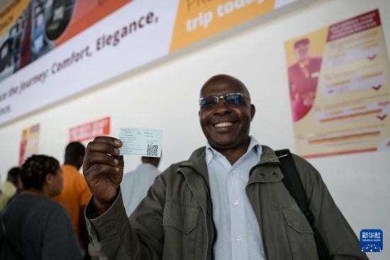 5月31日，在蒙內(nèi)鐵路內(nèi)羅畢站，一名前往蒙巴薩的乘客展示車票。新華社記者 楊光 攝