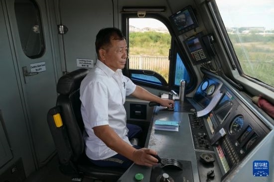 5月31日，在蒙內(nèi)鐵路內(nèi)羅畢站，機車駕駛員蔣立平在即將開往蒙巴薩的E2次列車上進行準備工作。新華社記者 楊光 攝