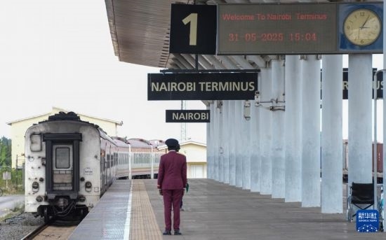 5月31日，在蒙內(nèi)鐵路內(nèi)羅畢站，工作人員目送開往蒙巴薩的E2次列車駛離站臺。新華社記者 李亞輝 攝