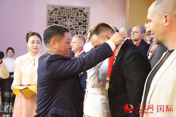 中國駐俄羅斯大使張漢暉為獲獎者頒獎。人民網記者 肖新新攝