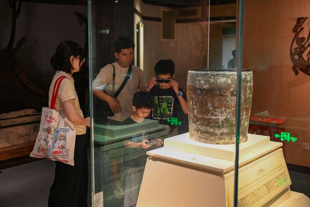△2025年5月18日，游客在廣東廣州南越王博物院（王墓展區(qū)）體驗(yàn)AR眼鏡智慧導(dǎo)覽服務(wù)。