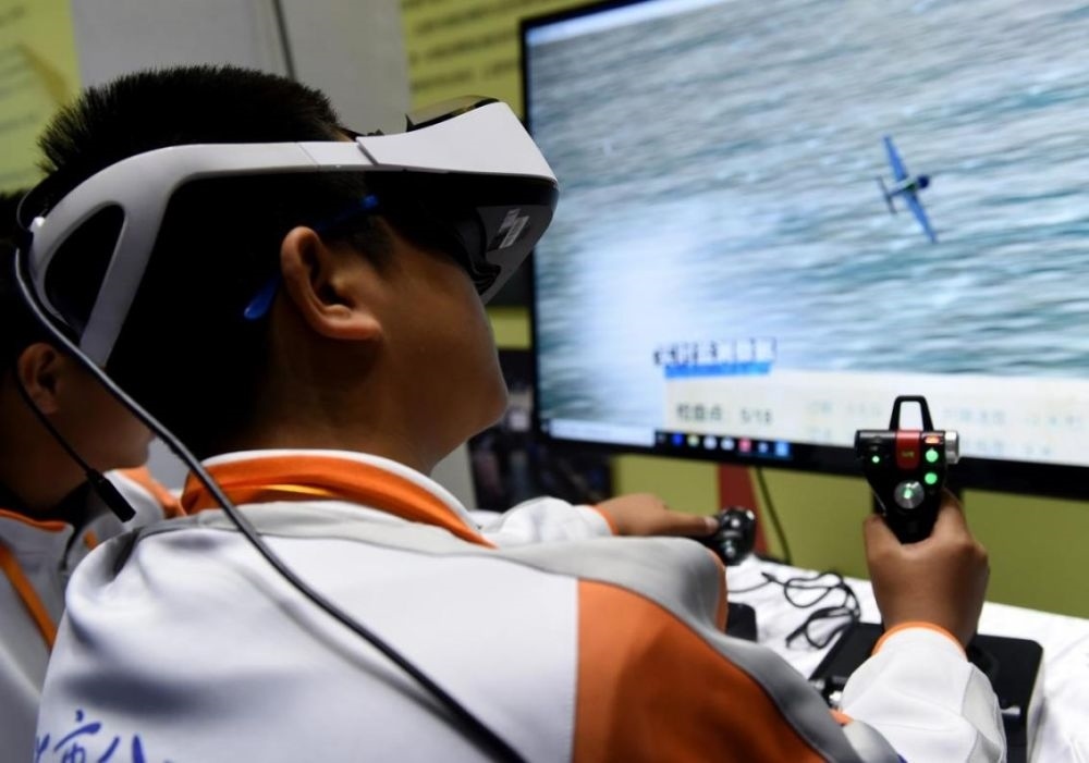 北京市八一學(xué)校的學(xué)生在北京市中小學(xué)生特色科技活動展示上體驗VR技術(shù)（2018年11月24日攝）新華社記者 羅曉光 攝。