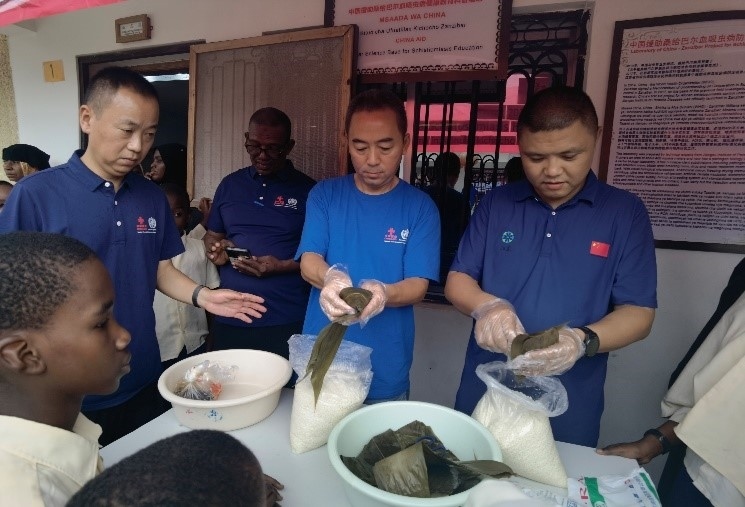 中方專家示范包粽子。施亮攝