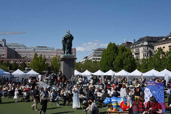 “你好！中國(guó)”端午游園會(huì)在斯德哥爾摩國(guó)王花園廣場(chǎng)舉辦。人民網(wǎng)記者 殷淼攝