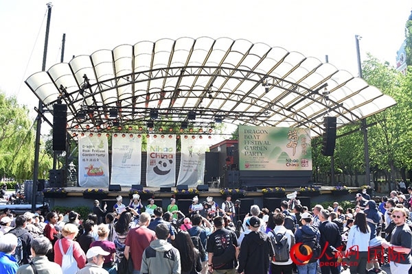 中瑞民眾歡聚國(guó)王花園廣場(chǎng)共慶端午佳節(jié)。人民網(wǎng)記者 殷淼攝