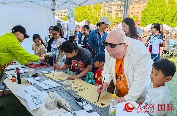 書法體驗(yàn)。人民網(wǎng)記者 殷淼攝