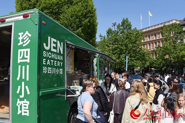 中國(guó)美食攤。人民網(wǎng)記者 殷淼攝