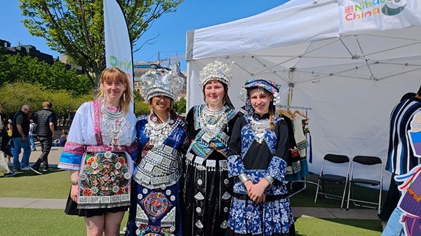 體驗(yàn)苗族傳統(tǒng)服飾。人民網(wǎng)記者 殷淼