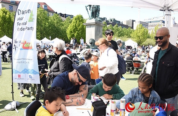 體驗(yàn)熊貓彩繪活動(dòng)。人民網(wǎng)記者 殷淼攝