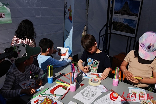 端午文化體驗(yàn)—龍舟圖片填色。人民網(wǎng)記者 殷淼攝