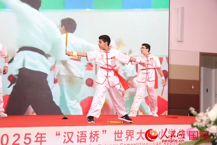 雙節(jié)棍表演。人民網記者任皓宇攝