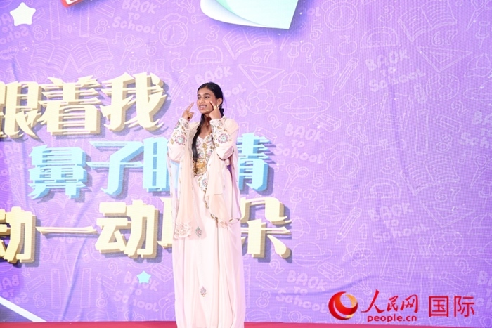 演唱中文歌曲。人民網記者任皓宇攝