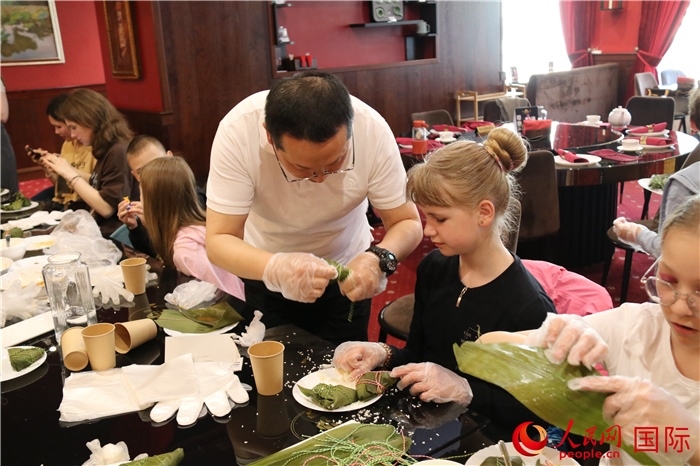 烏克蘭兒童學(xué)習(xí)體驗(yàn)包粽子。人民網(wǎng)記者蔡子暢攝