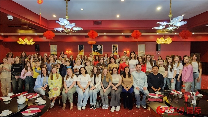 “慶端午學(xué)中文”活動(dòng)全體合照。人民網(wǎng)記者蔡子暢攝