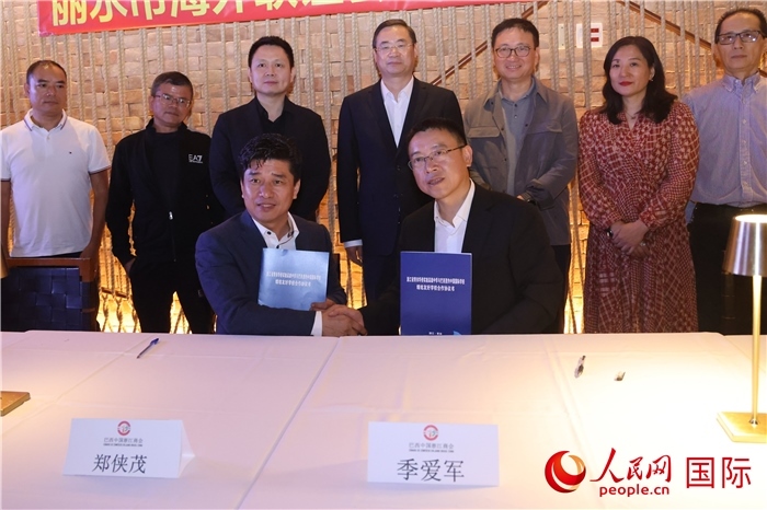 浙江省青田華僑實驗高級中學與巴西里約中國國際學校在座談會上締結(jié)為友好學校，青田縣人民政府僑務辦公室主任季愛軍和擔任巴西里約中國國際學校董事長的鄭俠茂作為代表簽署協(xié)議。 人民網(wǎng)記者 時元皓攝