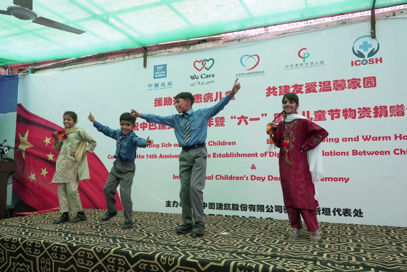 受捐孤兒在活動(dòng)現(xiàn)場表演自己創(chuàng)作的舞蹈節(jié)目。瓦加斯·阿赫邁德攝