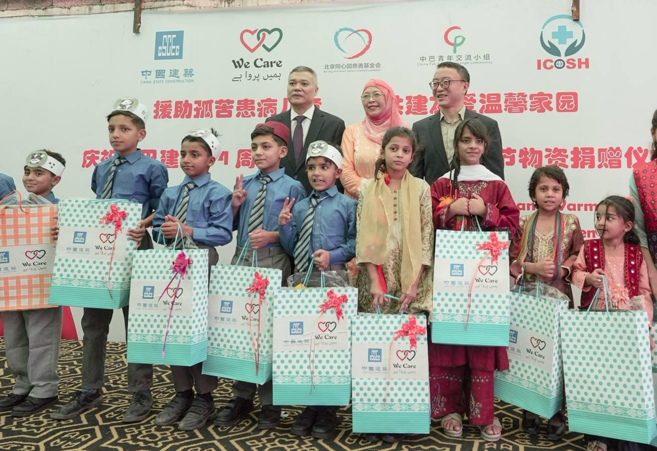 受捐孤兒在儀式上合影留念。瓦加斯·阿赫邁德攝