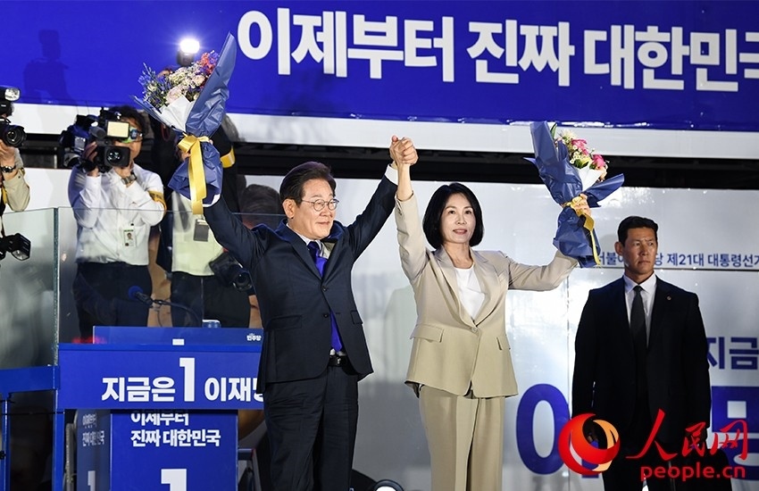 6月4日凌晨，確定當(dāng)選韓國總統(tǒng)的李在明舉手向歡呼的支持者們致意。 人民網(wǎng) 康炯彬攝