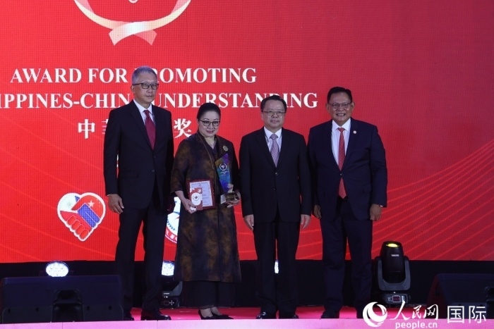 菲律賓前參議員許爾琦榮獲“終身成就獎”。人民網(wǎng)記者 樊帆攝