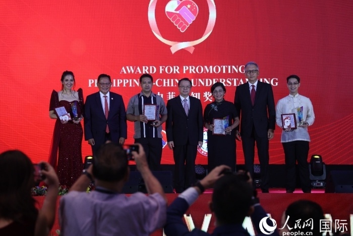 黃溪連大使和菲中了解協(xié)會主席與榮獲“友誼獎”的獲獎?wù)吆嫌傲裟?。人民網(wǎng)記者 樊帆攝