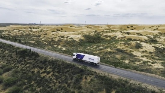 主線科技智能卡車(chē)行駛在路上。