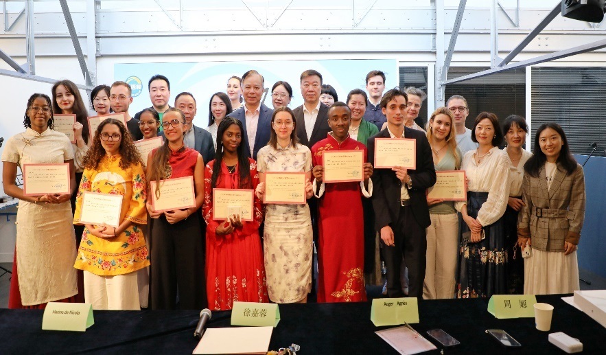 圖1：中國駐法使館公使陳力、教育公參周家貴與比賽師生、評委合影（圖片：巴黎西岱大學(xué)孔子學(xué)院）